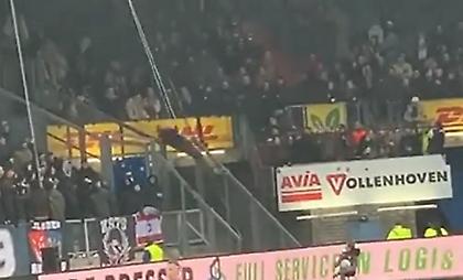 Οπαδός έκανε... κούνια από ψηλά σε κερκίδα στην Ολλανδία