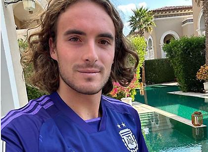 Τσιτσιπάς: Φορά φανέλα Μέσι και γράφει Vamos Argentina