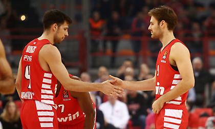 Το «έλα Γιώργη» του Λαρεντζάκη στον Πάπας, οι νεόνυμφοι και οι έξαλλοι πανηγυρισμοί στο ΣΕΦ