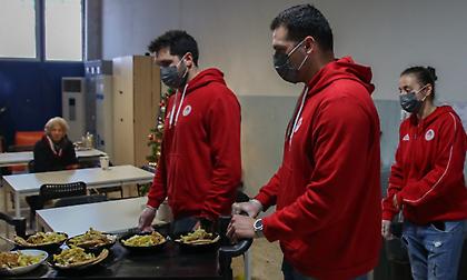 Αθλητές του Ολυμπιακού μαγείρεψαν και σέρβιραν γεύμα σε άπορους σε δομή φιλοξενίας