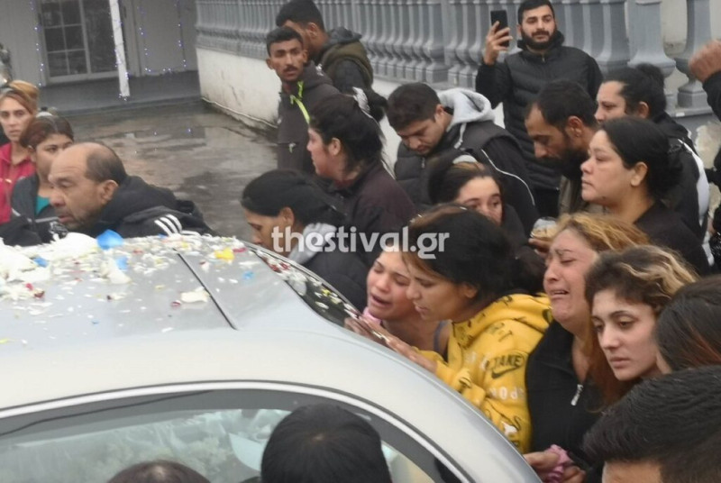 Σπαραγμός στην κηδεία του 16χρονου Ρομά