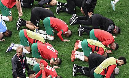 Επικοί Μαροκινοί: Γονάτισαν μπροστά στους οπαδούς τους για να τους ευχαριστήσουν για τη στήριξη!