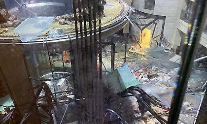 «Εξερράγη» τεράστιο ενυδρείο στο Βερολίνο με ένα εκατ. λίτρα νερού και 1.500 τροπικά ψάρια!