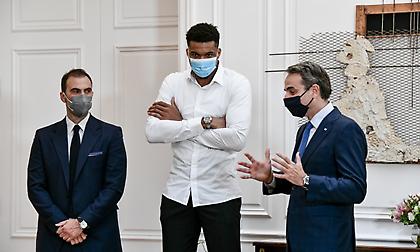 Μητσοτάκης στη Βουλή: «Και εγώ θέλω να καρφώνω σαν τον Αντετοκούνμπο, αλλά δεν μπορώ»