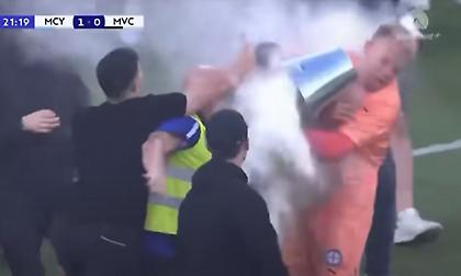 Χάος και διακοπή στο ντέρμπι της Μελβούρνης: Εισβολή οπαδών και επίθεση στον τερματοφύλακα!