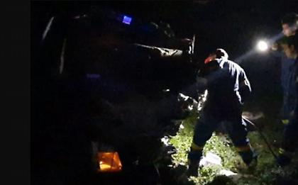 Τραγωδία στη Μεσαρά: Μάχη για τη ζωή τους δίνουν οι γυναίκες των δύο νεκρών οδηγών του τροχαίου