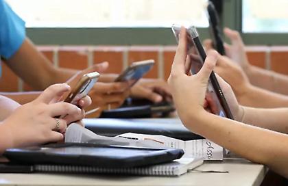 H Ιταλία απαγορεύει τα κινητά στις σχολικές τάξεις - Δείχνουν «έλλειψη σεβασμού στους δασκάλους»