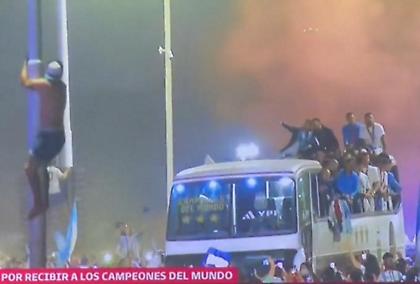 Σκαρφάλωσε σε… κολώνα για να βλέπει το πούλμαν της Αργεντινής!