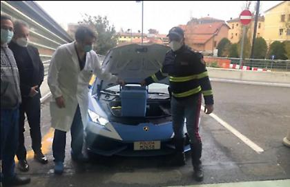 Μόνο στην Ιταλία: Αστυνομικοί μετέφεραν μοσχεύματα με το υπεραυτοκίνητο Lamborghini Huracan!