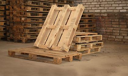 Ρομά έκλεψαν παλέτες για να ανάψουν φωτιά και να κάνουν ολονυχτία για νεκρό συγγενή