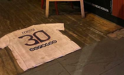 Ψύχραιμα το πήραν: Γάλλοι έβαλαν φανέλα του Μέσι για... χαλάκι σε είσοδο μαγαζιού!