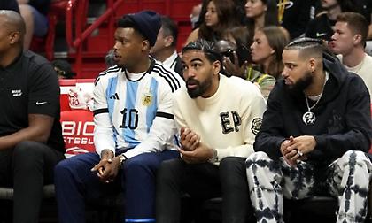 Ο Λάουρι με φανέλα του Μέσι στον αγώνα των Χιτ με τους Μπουλς!