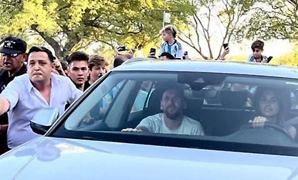 Ο Μέσι επέστρεψε στη γειτονιά του στο Ροζάριο και χαιρέτησε έναν-έναν τους ανθρώπους