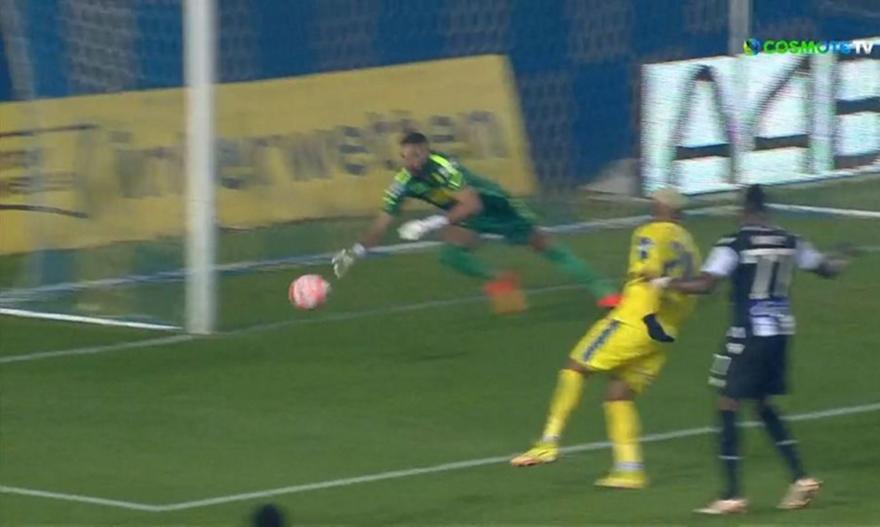 Η εντυπωσιακή επέμβαση του Ανέστη στο σουτ του Νάρεϊ