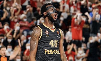 «Έσβησε τα φώτα» στον Ντέιβις με την τάπα της χρονιάς ο Χολ!