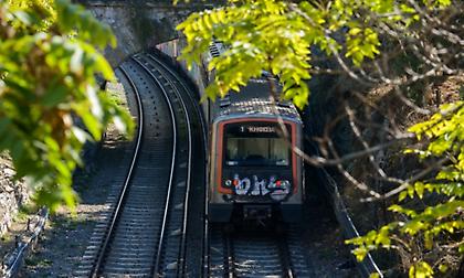 Νεκρή η 60χρονη που έπεσε στις γραμμές στο σταθμό Πευκάκια του ΗΣΑΠ και παρασύρθηκε από τρένο