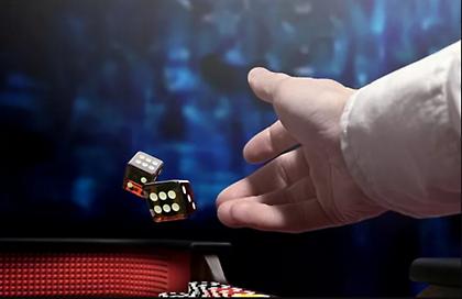 Ρέθυμνο: Έπαιζαν ζάρια στο καφενείο και κατέληξαν στο τμήμα - Κατασχέθηκαν πάνω από 2.000 ευρώ