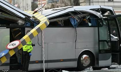Δυστύχημα με λεωφορείο στο Βουκουρέστι: Σε κώμα μία εκ των τραυματιών
