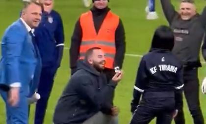 Αλβανός οπαδός εισέβαλε στο γήπεδο και παρίστανε τον τραυματία για να κάνει πρόταση γάμου!