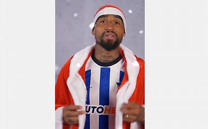 Ο Μπόατενγκ φόρεσε στολή Άι-Βασίλη και τραγουδάει χριστουγεννιάτικα