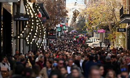 Κοσμοσυρροή στο κέντρο της Αθήνας για τα ψώνια της τελευταίας στιγμής