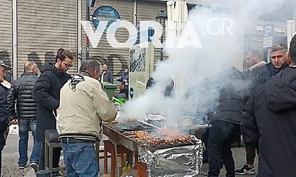 Θεσσαλονίκη: Ξεκίνησε το γλέντι της παραμονής των Χριστουγέννων στο κέντρο της πόλης