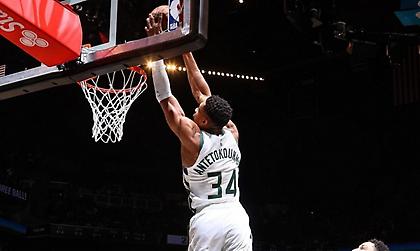 Γιάννης Αντετοκούνμπο: Κάνει σουτάκια και στέλνει τις ευχές του μέσα από το «TD Garden»