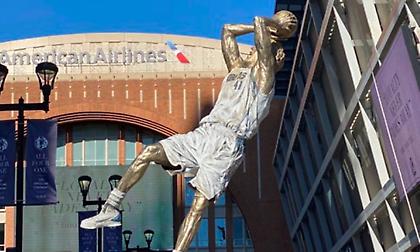 Τα αποκαλυπτήρια του αγάλματος του Νοβίτσκι έξω από το γήπεδο των Μάβερικς