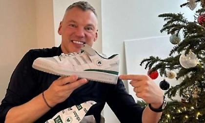 Ο Γιασικεβίτσιους πήρε δώρο παπούτσια του Παναθηναϊκού και τραγούδησε «ΠΑΟ ολέ»!