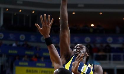 Επιβίωσε στο ντέρμπι με Εφές και παρέμεινε στην κορυφή η Φενέρμπαχτσε