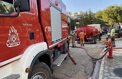 Φωτιά σε δώμα πολυκατοικίας στη Νέα Σμύρνη - Απομακρύνθηκε άτομο