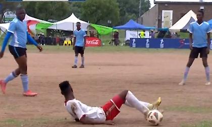 Ανεξήγητο σκηνικό σε αγώνα: Ποδοσφαιριστές ξάπλωσαν ταυτόχρονα στον αγωνιστικό χώρο και έφαγαν γκολ