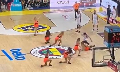 Επικό blooper από τον Μίτσιτς: Σκόνταψε σε μία τσιρλίντερ και έπεσε!