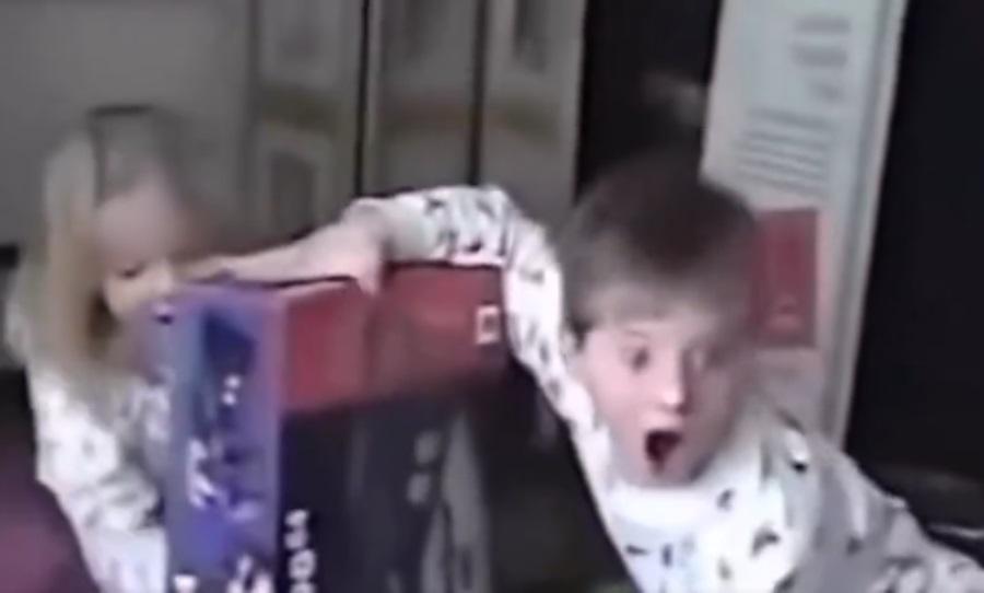 Για τους νοσταλγούς: Old school βίντεο με πιτσιρίκια να τρελαίνονται ξετυλίγοντας το Nintendo 64!