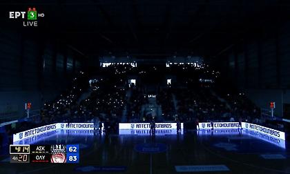 Έσβησαν τα φώτα στο Καρδίτσα-Ολυμπιακός, χριστουγεννιάτικη ατμόσφαιρα από τους φιλάθλους!