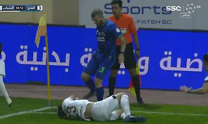 Ο Βέλεθ κλότσησε την μπάλα πάνω στον... τραυματισμένο Κριχόβιακ για να πάρει το άουτ!