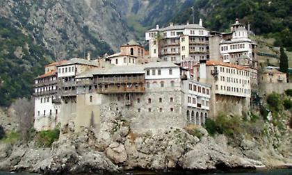 Άγιον Όρος: Προσγείωση- θρίλερ για το ελικόπτερο που μεταφέρει τον Νίκο Δένδια