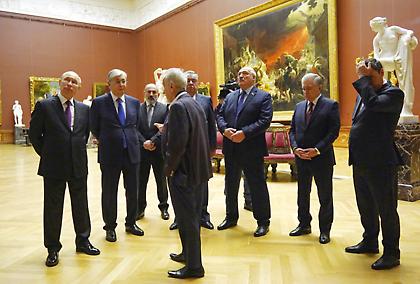 Στο Κρεμλίνο ο Άρχοντας των Δαχτυλιδιών: Εννεά χρυσά δαχτυλίδια σε Πούτιν και συμμάχους