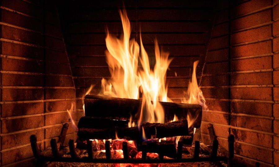 Άναψε το τζάκι και έκαψε ομόλογα αξίας 20.000€ που είχε κρύψει εκεί ο άντρας της!