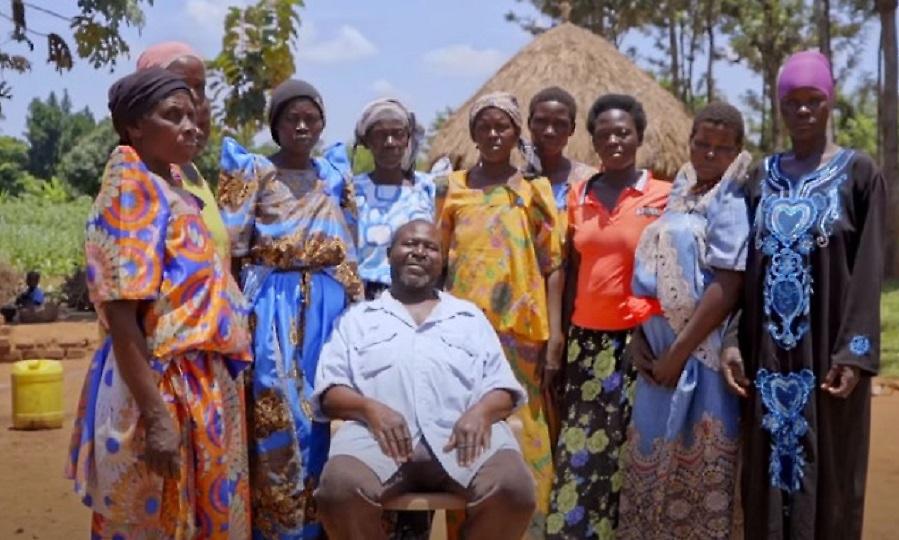 Αγρότης στην Ουγκάντα με 12 συζύγους, 102 παιδιά και 568 εγγόνια νιώθει... τώρα την κρίση ακρίβειας