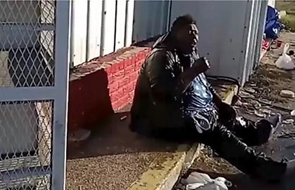 Λουιζιάνα: Υπάλληλος μίνι μάρκετ ρίχνει παγωμένο νερό σε άστεγη - Δείτε βίντεο