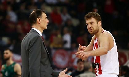 Μπαρτζώκας: «Λίγες οι πιθανότητες να παίξει ο Βεζένκοφ»