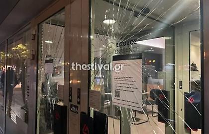 Θεσσαλονίκη: Χειροπέδες σε δύο νεαρούς που έσπασαν με βαριοπούλες βιτρίνες καταστημάτων