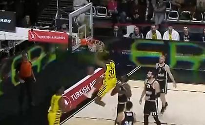 Το εντυπωσιακό κάρφωμα του Κώστα Αντετοκούνμπο απέναντι στην Βίρτους!