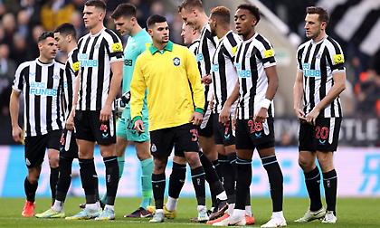 Συγκινητικός ο Γκιμαράες της Νιούκαστλ: Φόρεσε τη φανέλα του Πελέ πριν το ματς με τη Λιντς!