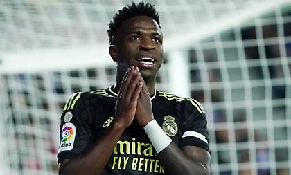 Οπαδοί της Βαγιδολίδ πέταξαν μπουκάλι στον Βινίσιους και αυτός το έστειλε πίσω… με βολέ στον αέρα!