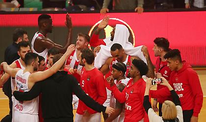 Το φατούρο στον εορτάζοντα Γουόκαπ και το «μπράβο» του Μπαρτζώκα στα αποδυτήρια του Ολυμπιακού