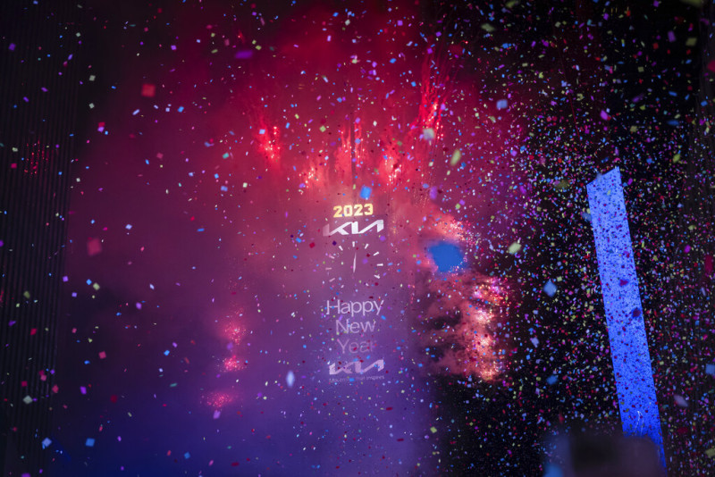 Ο πλανήτης υποδέχτηκε το 2023 με εντυπωσιακά σόου