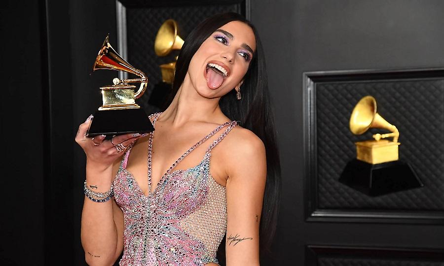 Η Dua Lipa στέλνει φιλιά και πίνει ένα εορταστικό κοκτέιλ