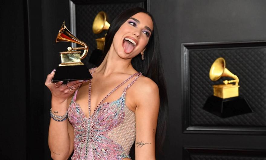 Dua Lipa: Στέλνει φιλιά και πίνει ένα εορταστικό κοκτέιλ